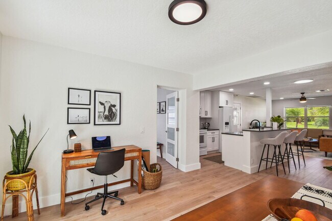 Building Photo - 702 NE 10th Ave