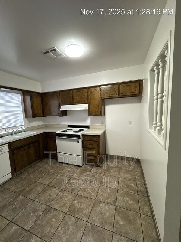 Building Photo - 2736 S Sallee St