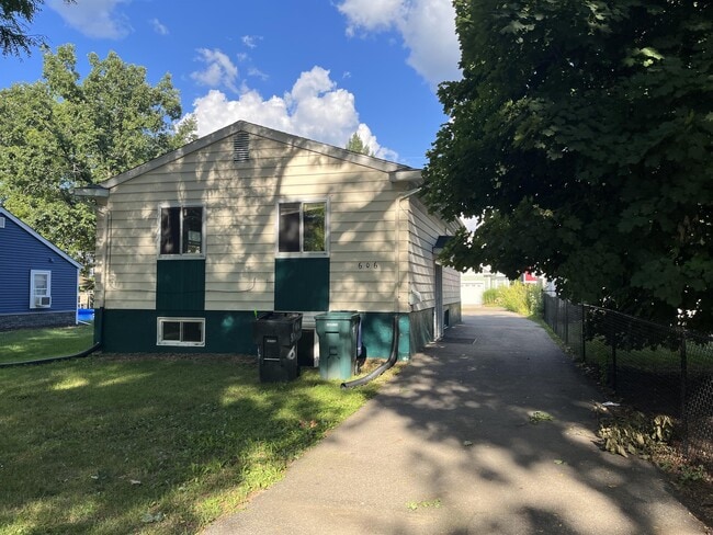 Building Photo - 606 Spartan Ave