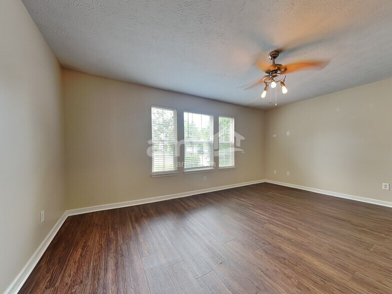 Building Photo - 3345 Crestwell Dr