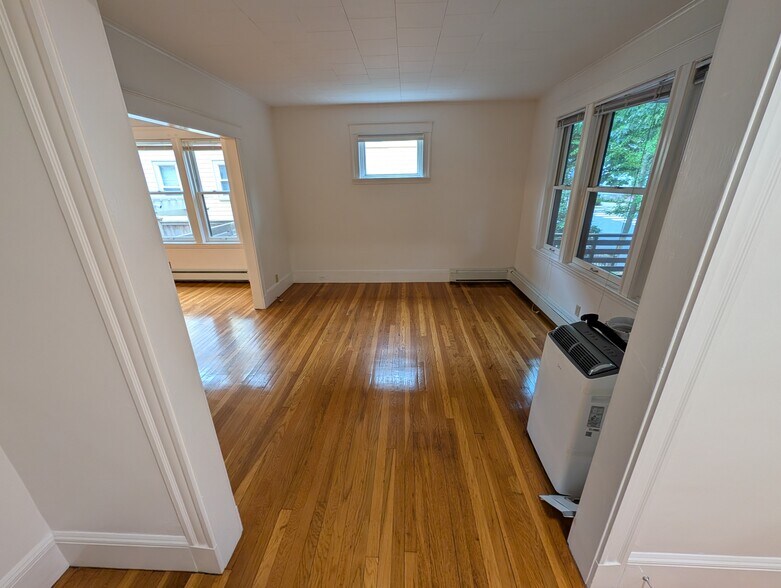 Building Photo - 33 Seven Pines Ave