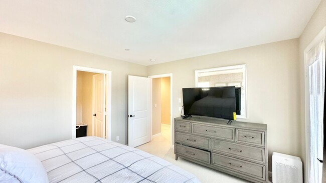 Building Photo - Beautiful "Model" Show Townhome in the Gat...