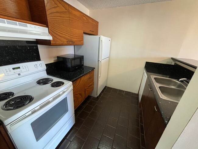 Building Photo - Honolulu Tower - 2 Bdrm/2 Bath/1 Prkg (Chi...