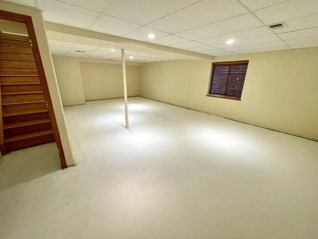 Building Photo - 348 Albion Way