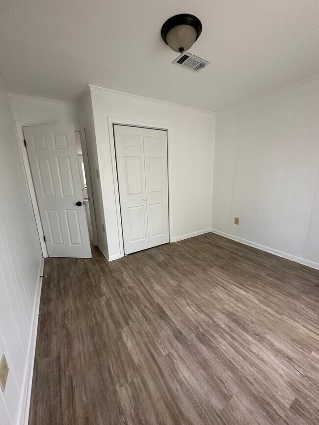 Building Photo - Updated 3 Bedroom 1.5 Bath Home in Gray