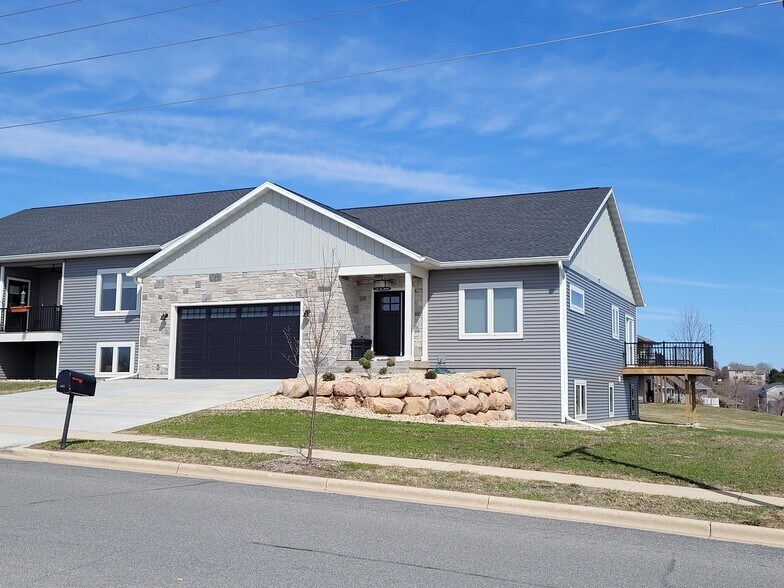 Front entrance - 805 Blue Mounds St