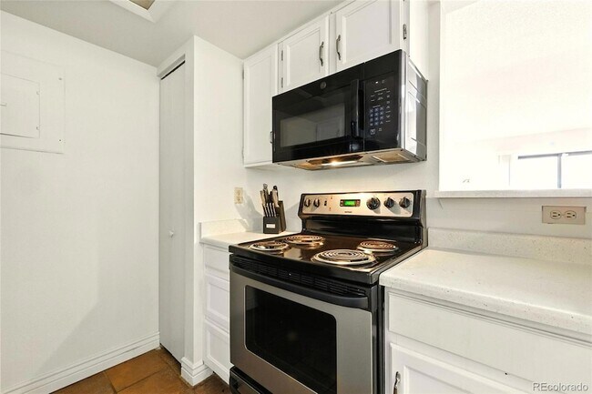 Building Photo - 922 S Walden St