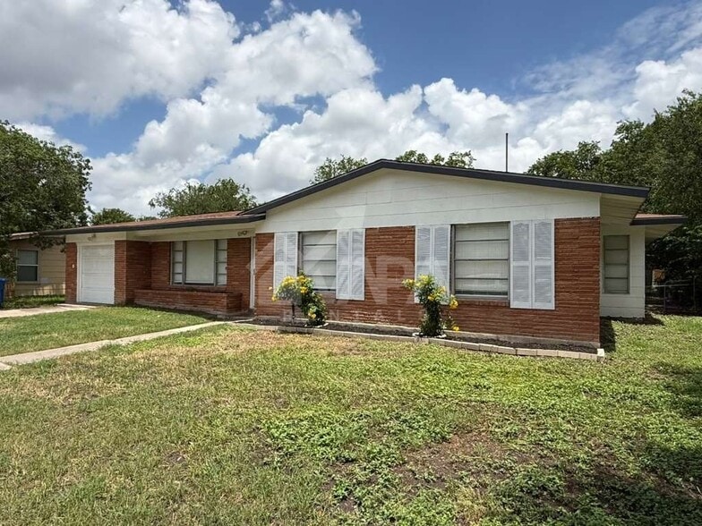 Building Photo - 4511 Diamondhead Dr