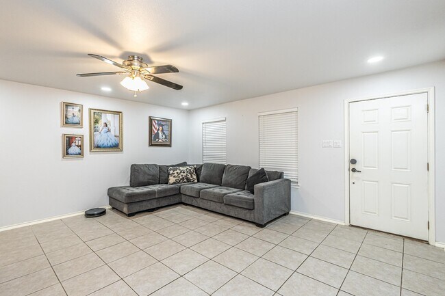 Building Photo - 5220 Feria Dr