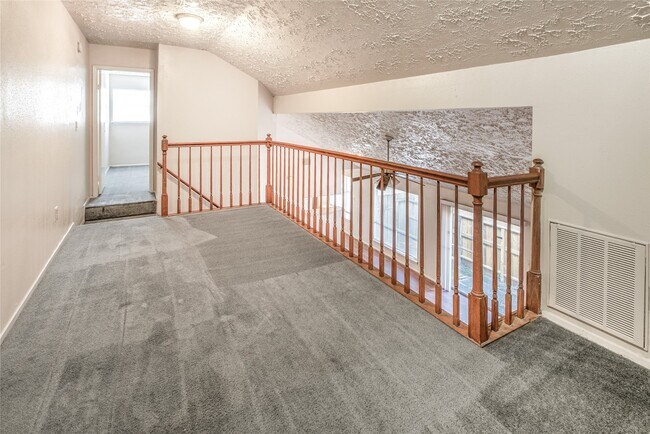 Building Photo - 10025 Rosbrook Dr