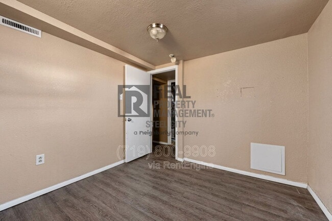 Building Photo - 3211 Fairfield Ln