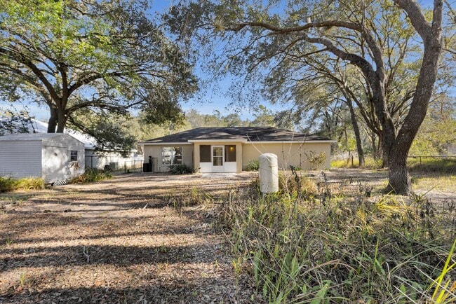 Building Photo - 3/2 Home In Silver Springs Shores