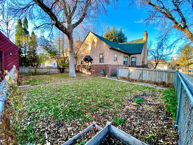 Building Photo - 104 6th Ave N
