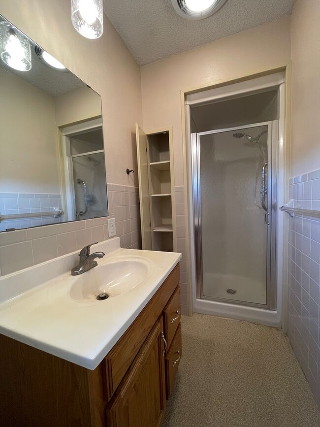Building Photo - Cozy 3-Bed, 2-Bath Retreat in Serene Neigh...