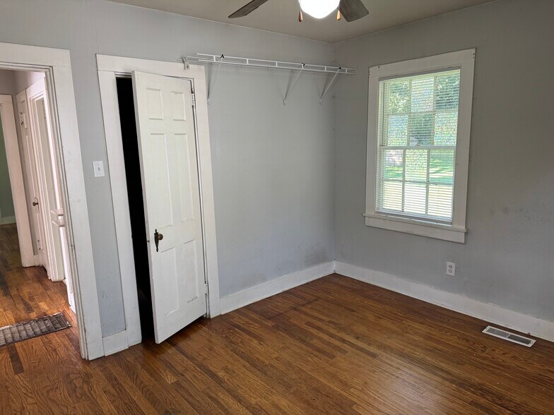 Building Photo - 611 Greenlawn Ave