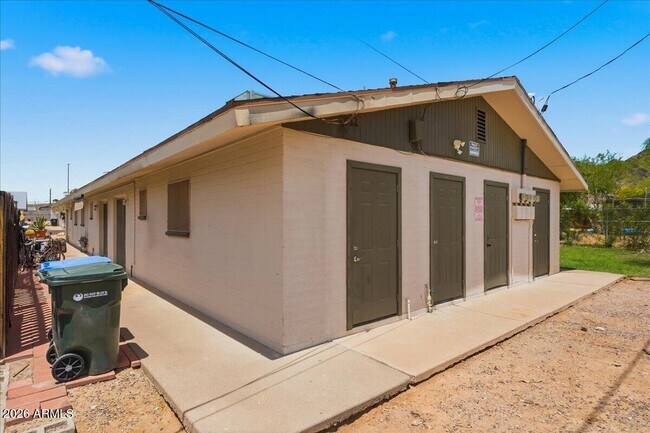 Building Photo - 1321 E Carol Ave
