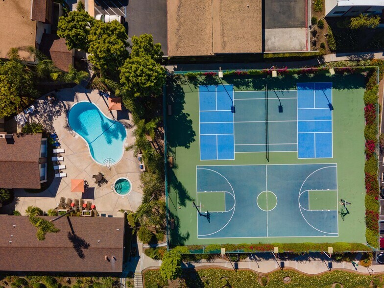 Building Photo - 800 E Bobier Dr