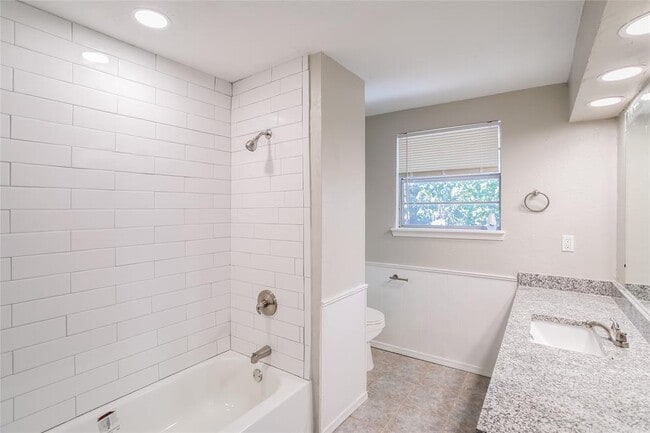 Building Photo - 445 Larkspur Ct