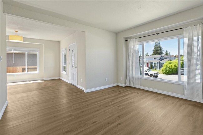 Building Photo - 3Bd/2.25Ba Everett Home
