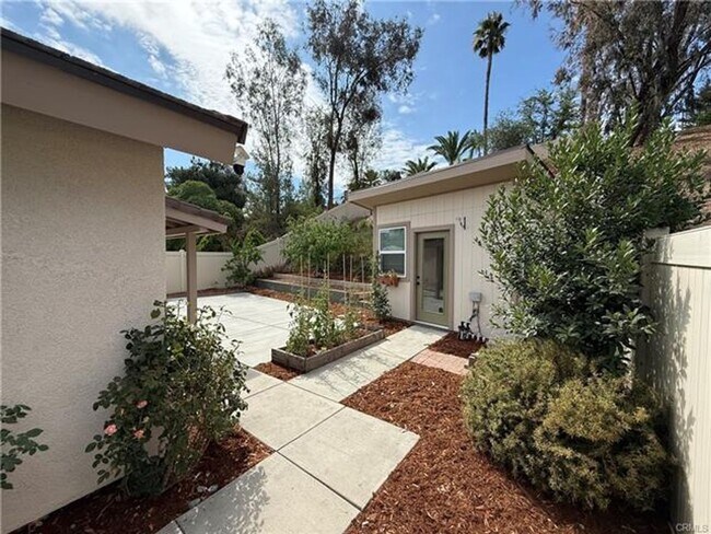Building Photo - Charming single-story home