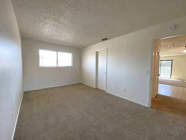 Building Photo - AVAILABLE NOW!! 2 Bedroom 2 Bathroom Condo...