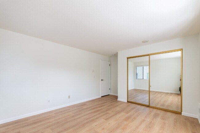 Building Photo - 2bd/1.75ba Kirkland Condo