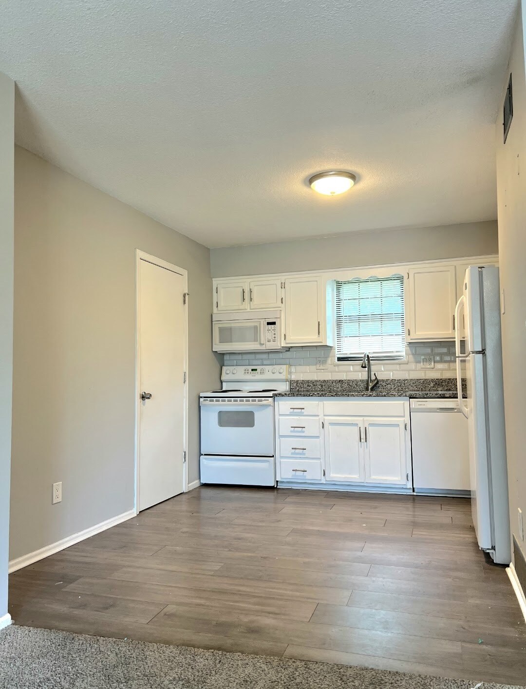 Building Photo - 800 NE Ball Dr