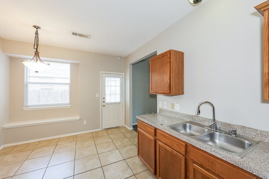 Building Photo - 2321 Wildwood Ln
