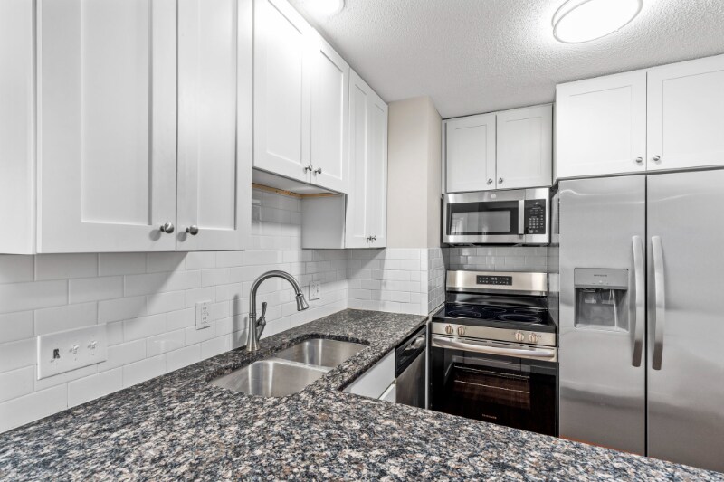 Building Photo - 1013 Fairways Dr