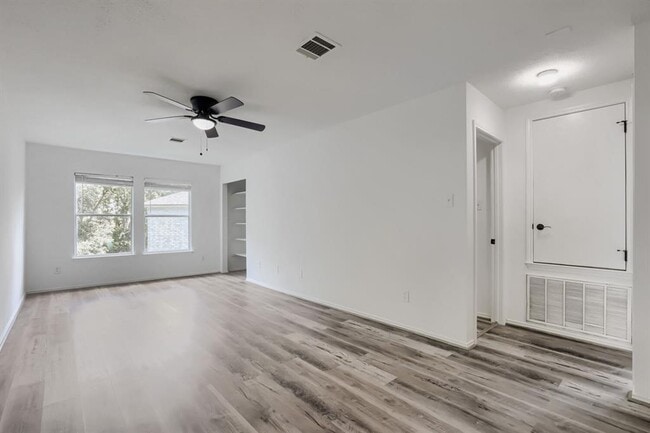 Building Photo - 512 Woodford Dr