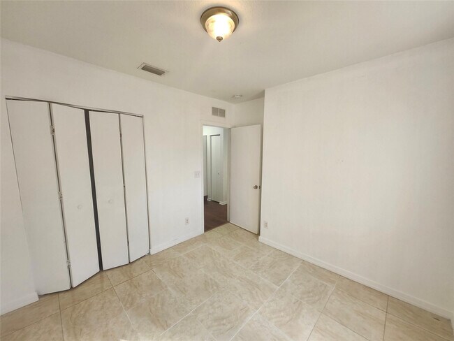 Building Photo - 8722 SW 21st Ct