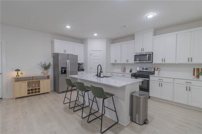 Building Photo - 112 S Broyles Ave