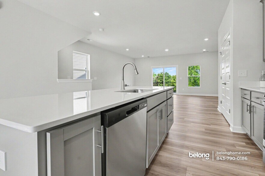 Building Photo - 19 Pikewood Ln