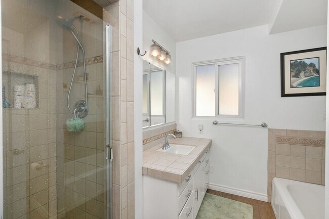 Building Photo - Spacious Talmadge Home WITH POOL!