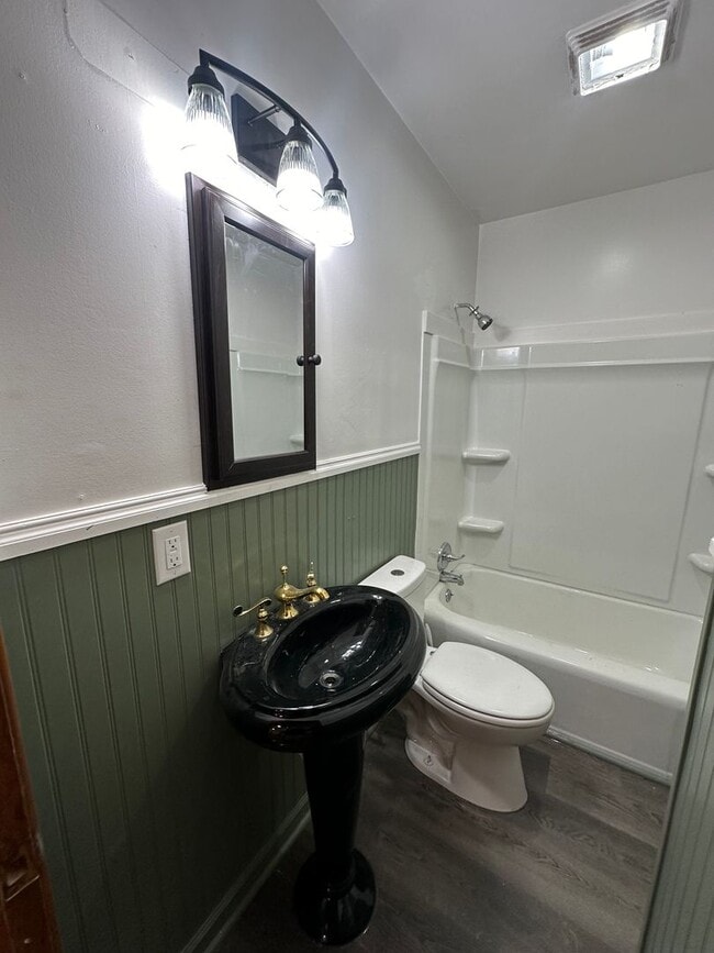 Building Photo - Spacious brick house in Lynchburg!