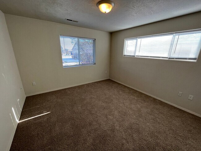 Building Photo - Upstairs 1-bedroom, 1-bath Apartment in an...
