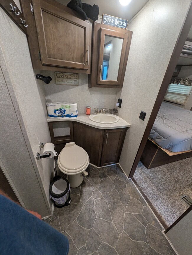 Building Photo - 300 Camelot Shore Dr