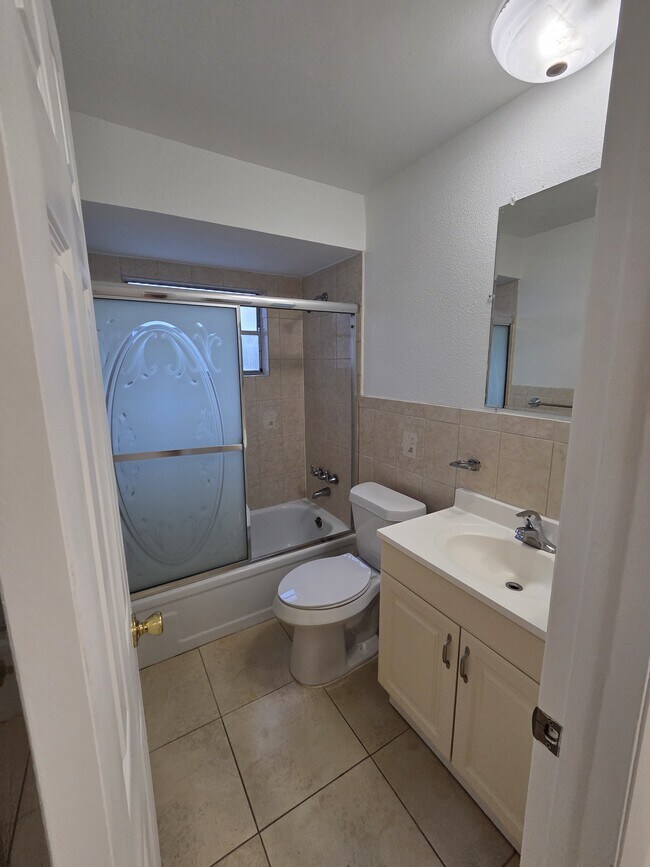 Building Photo - 606 Lakespur Ln