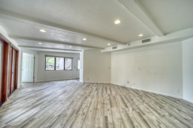 Building Photo - Beauty on Bowstring Drive