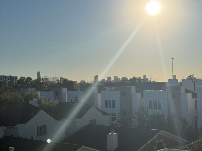 Building Photo - 5640 Larkin St