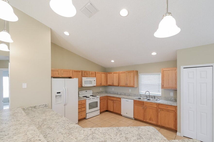 Building Photo - 1120 Roan Ct