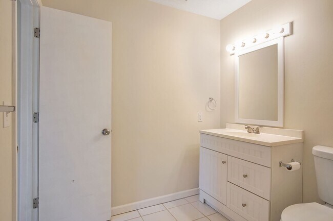 Building Photo - 3 bedroom 1 bath house in Midtown availabl...