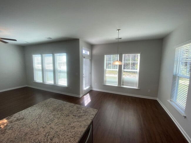 Building Photo - Spacious 4 Bedroom - great location