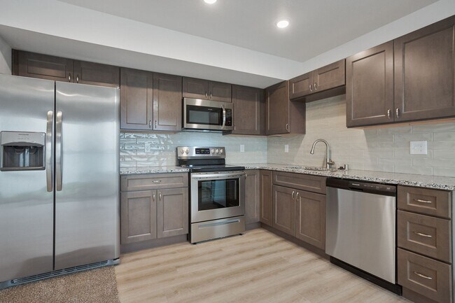 Building Photo - 3 bedroom 2.5 bathroom End Unit Modern Tow...
