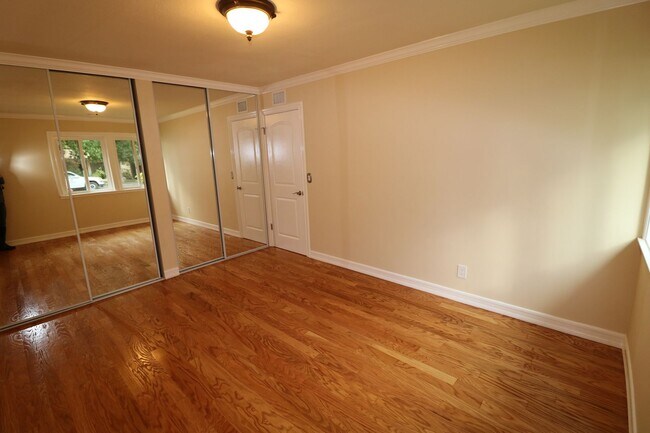 Building Photo - Charming home in West Hills adjacent neighborhood!
