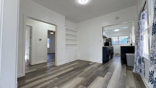 Building Photo - 428 N Oleander Ave