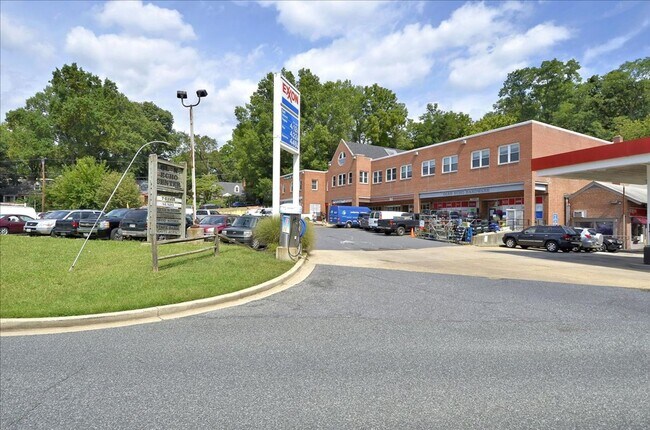Building Photo - Bright & Stylish 2BR/1BA Condo in Sought-After Sumner Court in Bethesda