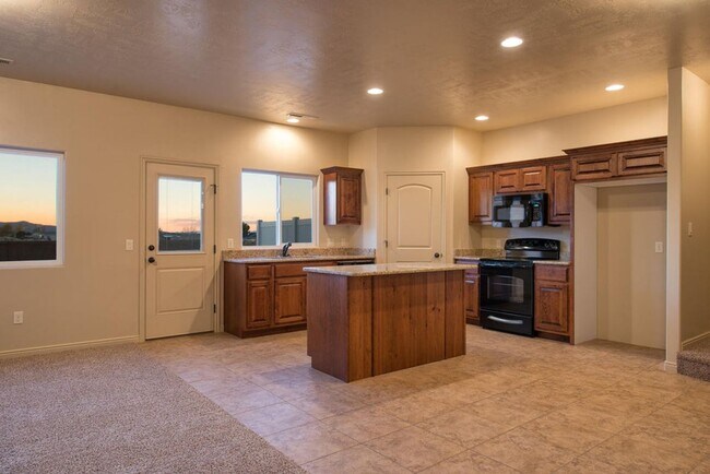 Building Photo - Charming Townhome