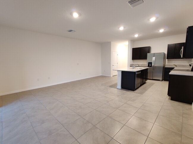 Building Photo - 423 Whispering Oaks Ct