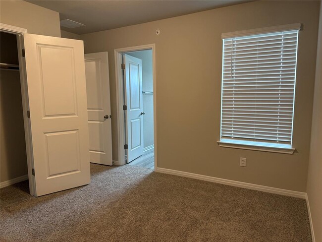 Building Photo - 1850 Settlers Glen Dr